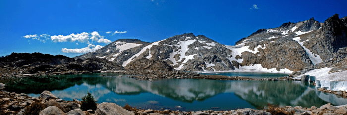 Un des nombreux lacs alpins des Washington Cascades. Presque tous les lacs des Washington Cascades sont remplis de truites capturables. Les truites fardées sont parmi les plus communes.