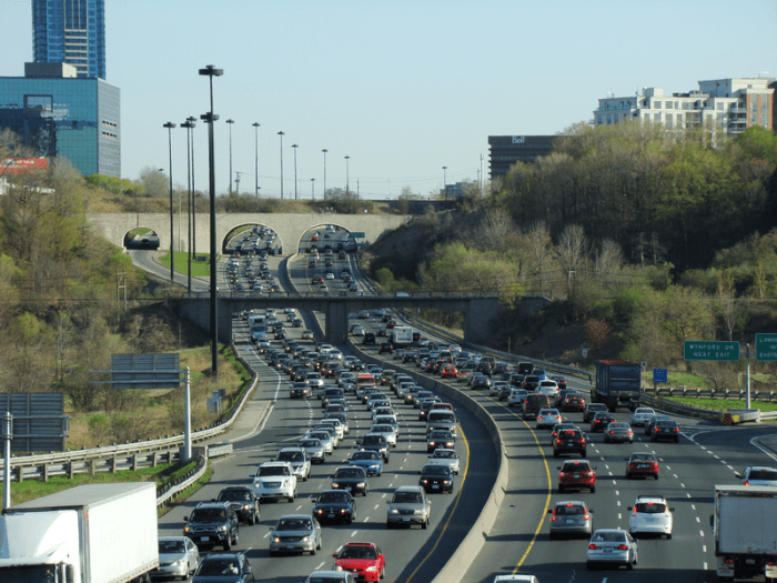 Passenger cars are a significant source of greenhouse gases during peak hours.