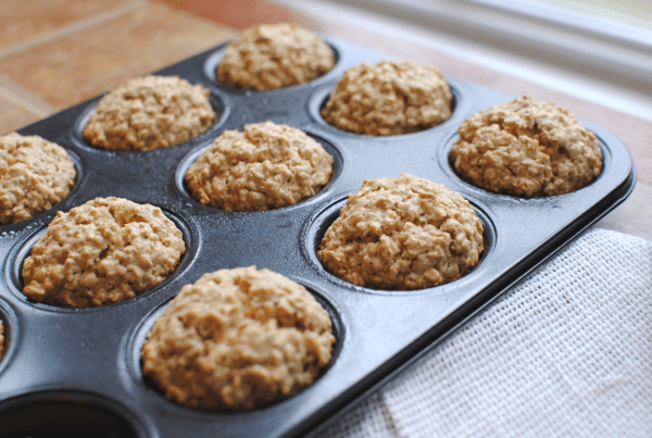 Calorie Count: An oatmeal muffin that includes 1/4 cup of rolled oats and half of a strawberry has only 90 calories and 1.2 grams of fat.