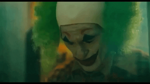 Moments like these are micro hints at the approaching meltdown, murders and mayhem. This is how the film maintains it's tempo and why intermission is an enemy here!