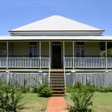 This is a typical smaller version of the houses, sometimes they are called workers cottages, because they were made for people that could not afford the more typical Queenslander