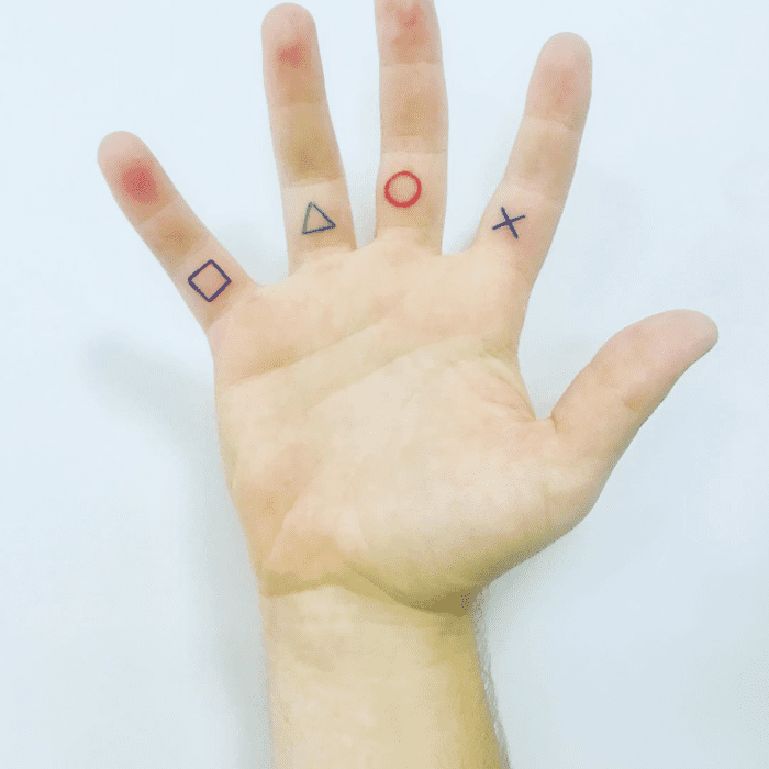 Playstation Hand Tattoo von @vivicastellotattoo in São Paulo, Brasilien