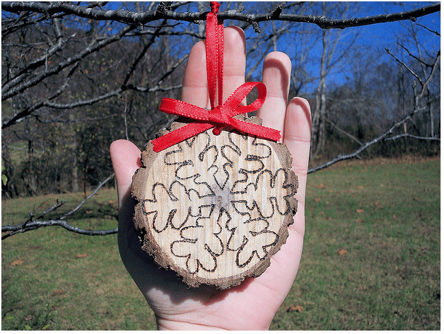 Tree slices + wood burning tool + ribbon = pretty ornaments which would be perfect for Christmas presents.