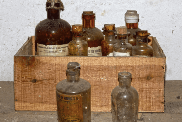 An old chemistry kit-- likely similar to the one used by Harmon Northrop Morse in 1878 when he first synthesised paracetamol
