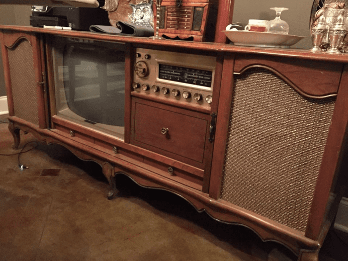 The Curtis Mathes Company produced many beautiful models considered endearing by most modern and retro audiophiles. This was the time when the Kingston Model K1523, High Fidelity Combination was made.