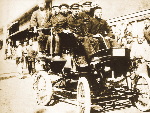 One of the first self-propelled vehicles in Japan was this Panhard used as a bus in 1903. The first cars in Japan were mainly used for public transport. The right rear tire was just repaired.