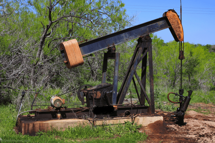 Stripper wells such as this one make less than 15 barrels of oil per day. Many have small leaks and problems which pose hazards for humans and the environment.