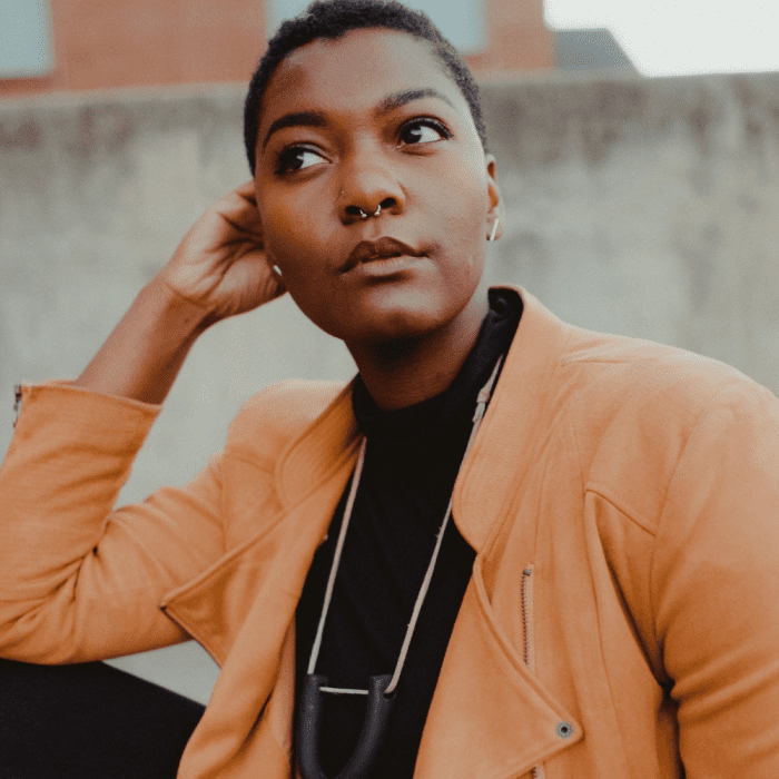 une femme avec un piercing au septum