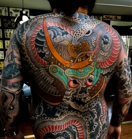  Tatouage de serpent avec samouraï squelette par Greggetron