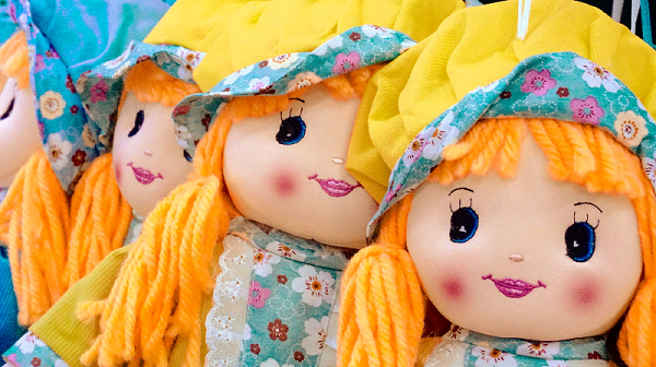 There are many ways to make hair for rag dolls, but the three most effective materials to use are knitting yarn, fabric strips, and mohair.