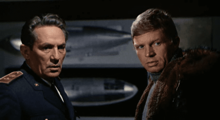 Peter Finch as General Umberto Nobile and Hardy Kruger as Lt. Einar Lundborg. Screenshot from the movie