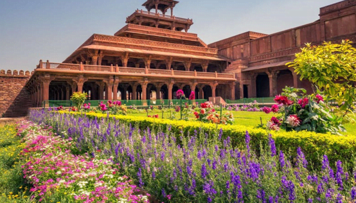Figure 2: Swan tours, Mughal Garden Fatehpur Sikri, 2018, photograph, size 780 x 520. Reproduced from https://www.swantour.com/blogs/information-on-places-to-visit-in-fatehpur-sikri/mughal-garden-fatehpur-sikri/.