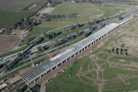 Crews work on a section of the San Joaquin River Viaduct & Pegola in Fresno which will allow the rail line to fly above existing highways and city streets. Courtesy California HIgh Speed Rail Authority)