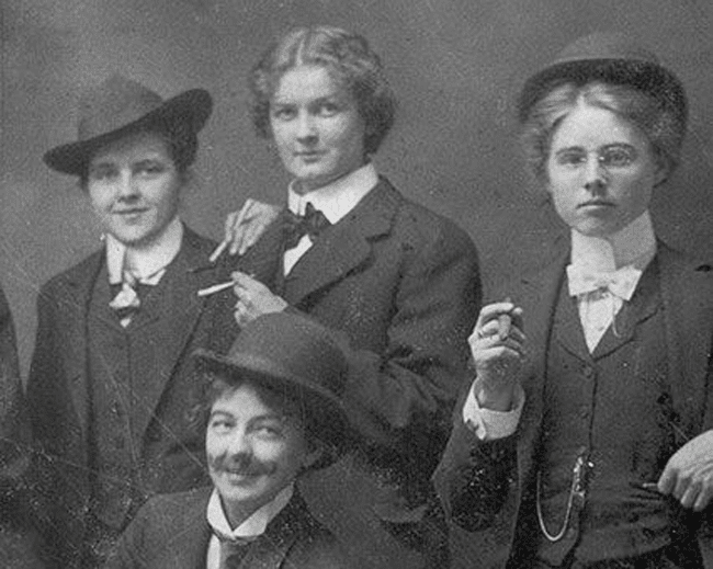 Newspapers described them as ‘good looking, well-dressed women having a fine stature’ as they travelled across the country, stealing the finest silks, gems, and furs, and spending their ill-gotten gains in throwing lavish parties.