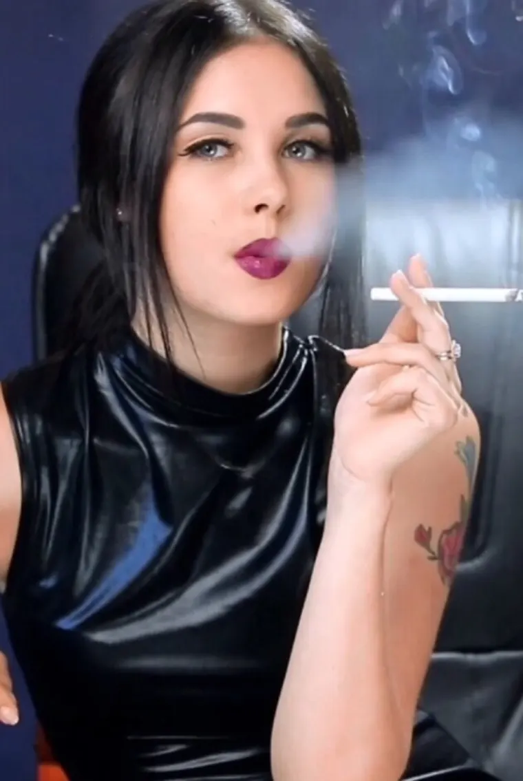 smoking-women.webp