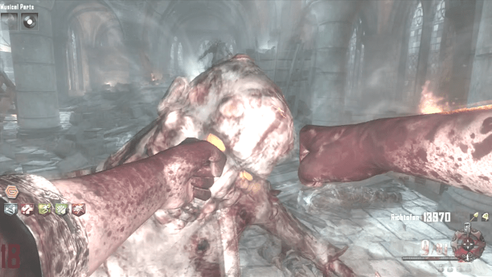 A Thunder Fist head-shot does more damage than a body shot. Most Melee weapons have no difference.