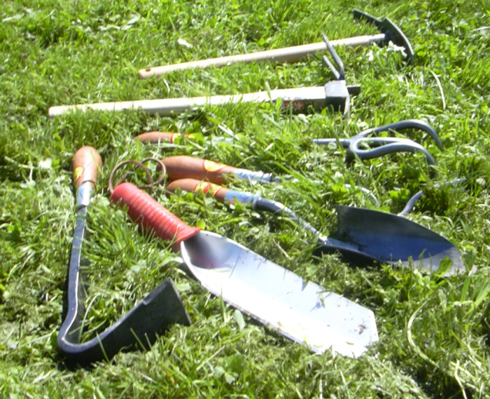 Note the Red Pig Tools hoe on the left, next to the red-handled Wilcox All-Pro Digging Trowel, and the forked Japanese squid hoe and hoedag in the background. Any of these would work well.