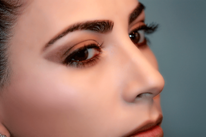 Brows that are sparse or tend to bald patches can be filled in with eyebrow powder.