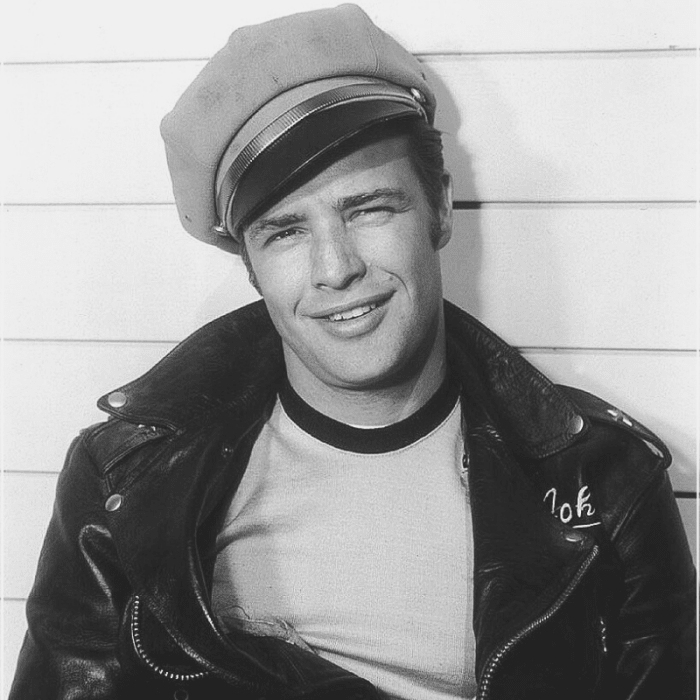  Ici, un jeune Brando Marlin associe une veste en cuir ouverte à un t-shirt uni ajusté. 