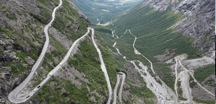 Trollstigen é uma estrada íngreme (com uma inclinação de 9%) construída na Noruega.