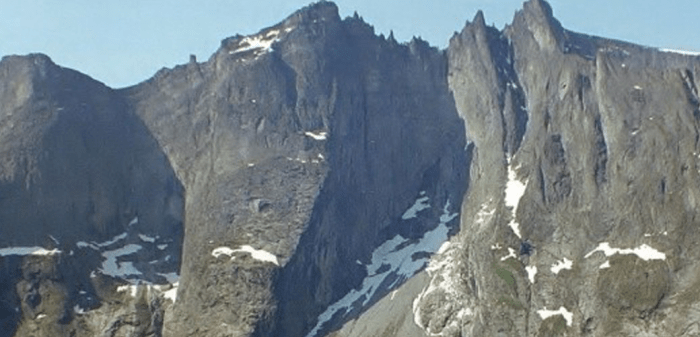 Trollveggen es la pared de roca vertical más empinada, con la cima sobresaliendo de la base por casi cincuenta metros en algunas partes.