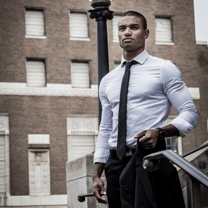 Alpha males have a towering presence everywhere they go and they make themselves subtly overpowering by displaying key body language traits.