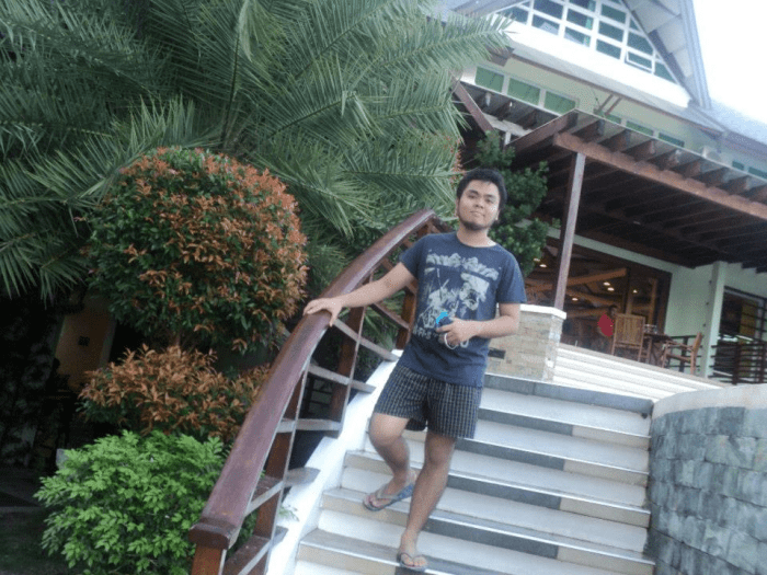 Una Escalera Desde el Restaurante Aquatico Que conduce a la Piscina Infinita