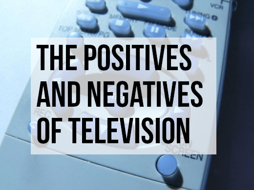  Eine TV-Fernbedienung. Das Fernsehen dominierte das 20.Jahrhundert als primäre Unterhaltungs- und Informationsquelle. Computer, Smartphones und andere Internetgeräte haben die Dominanz des Fernsehens im 21.