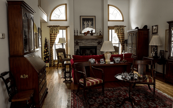 There is no defined period design in eclectic interiors. Notice the collection of different items of furniture and furnishings put together beautifully without overwhelming the space.
