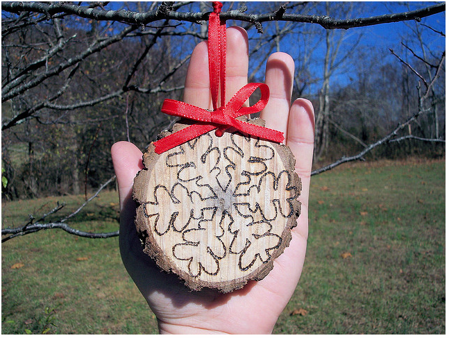 Tree slices + wood burning tool + ribbon = pretty ornaments which would be perfect for Christmas presents.