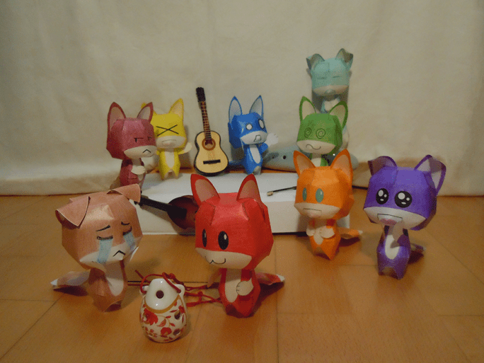 The Pyongy Rainbow Army puppets used together with the coloured musical notes. There are old and new because the set of colours is changed during the years - (C) Mickji