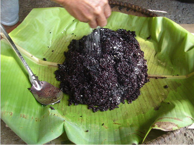 Sprinkle bubod over cooked rice again (Image Credit: Photos by Jun Verzola and Brenda Dacpano/NORDIS from galleries.nordis.net)