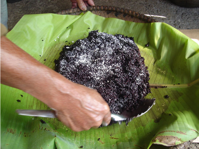 Mix cooked rice again (Image Credit: Photos by Jun Verzola and Brenda Dacpano/NORDIS from galleries.nordis.net)