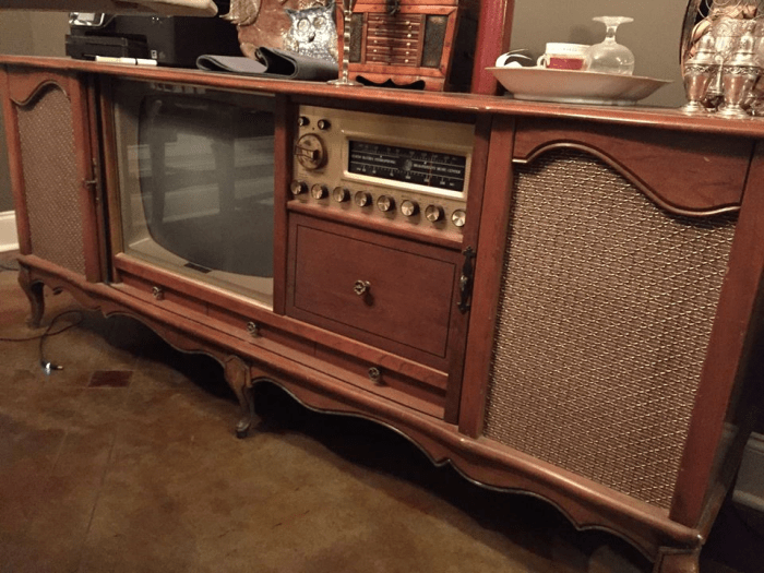 The Curtis Mathes Company produced many beautiful models considered endearing by most modern and retro audiophiles. This was the time when the Kingston Model K1523, High Fidelity Combination was made.