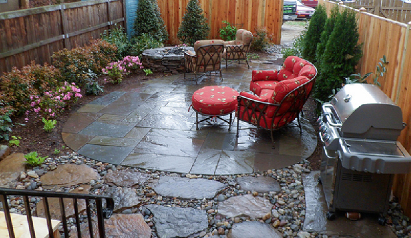 The irregular shapes and sculptured looks of flagstone slabs add pattern and texture to the whole outdoor theme of this patio.
