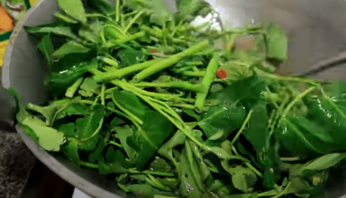 Let it simmer for about 3 minutes. Cover it with a lid. The key here is to make the stems tender, and usually the stems is longer to cook than the leaves. So, I recommend to add the leaves after the stems are cooked.