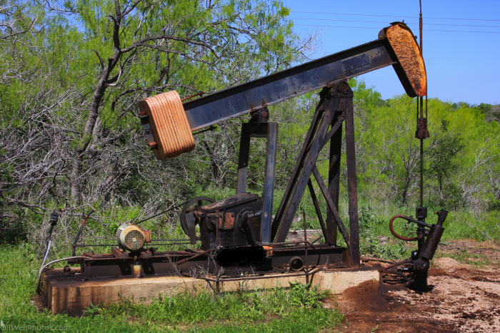 Stripper wells such as this one make less than 15 barrels of oil per day. Many have small leaks and problems which pose hazards for humans and the environment.