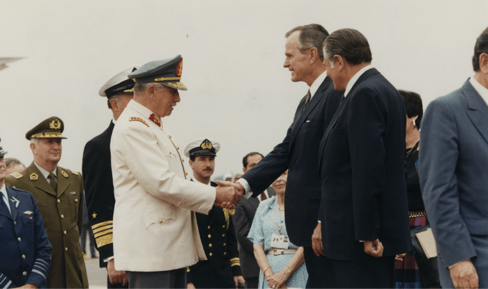 Former President Pinochet as Commander-in-Chief and President Aylwin met with U.S. President George H. W. Bush in 1990.