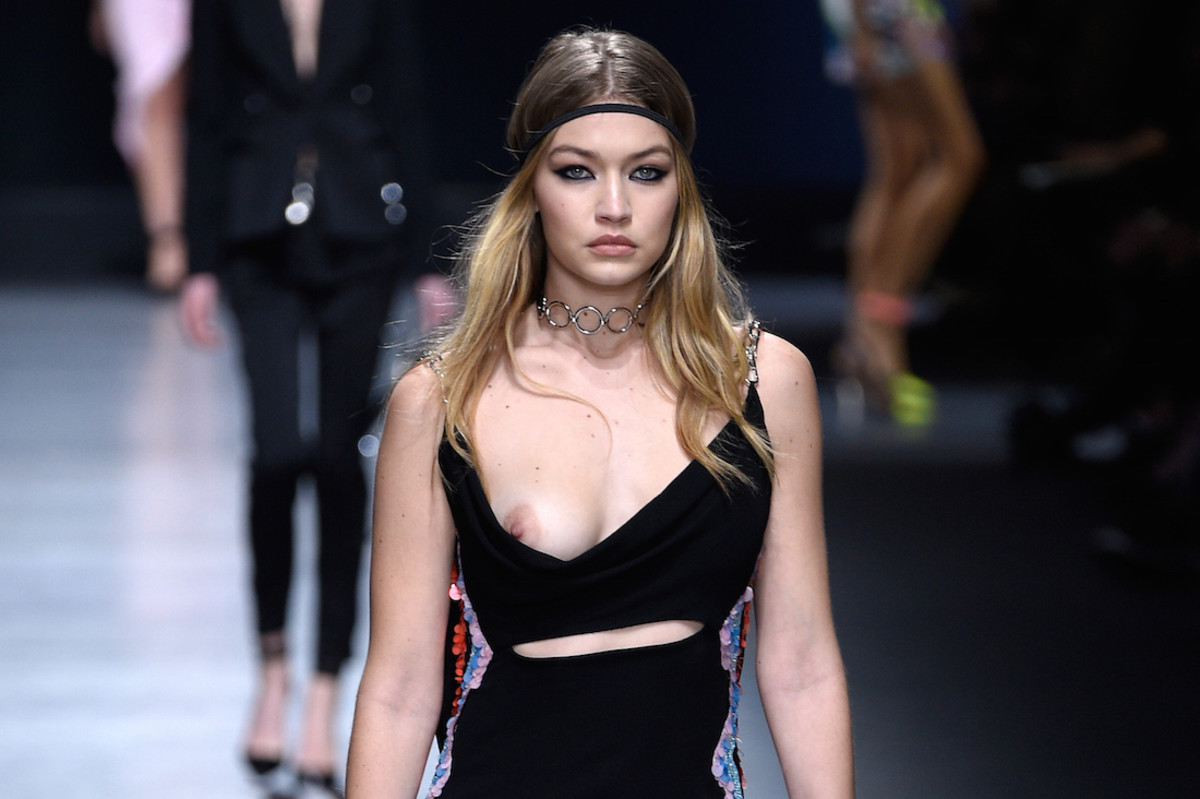 Gigi Hadid Handles Fashion Show Wardrobe Malfunction Like A Pro