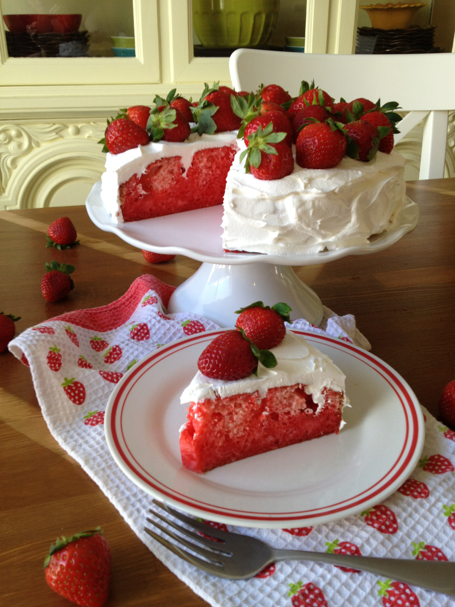 How to Make Strawberry Jell-O Cake With Fresh Strawberries