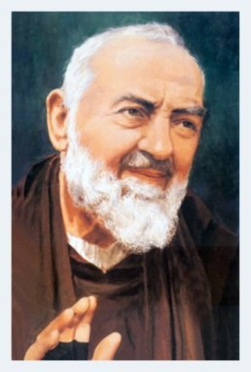现代意大利圣人皮奥神父(Padre Pio, 1887-1968)用绷带包扎自己的手，因为他的手像基督的手一样流血。