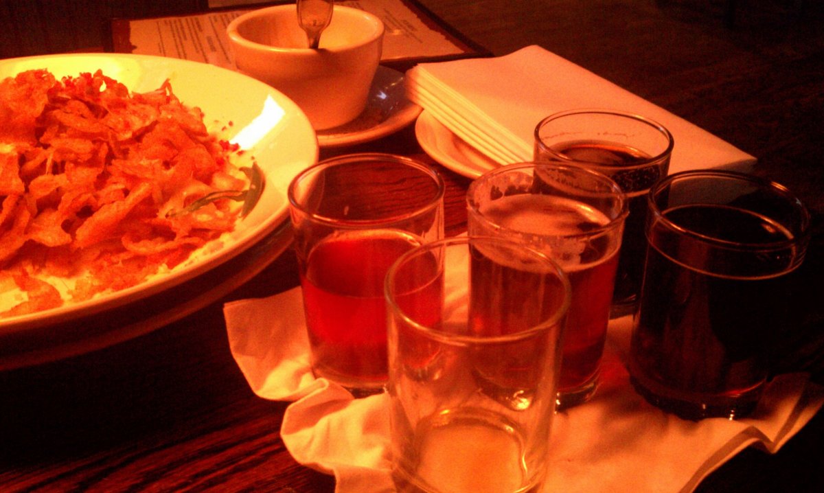 A beer-tasting platter and a pile of crispy things make for a nice friend date.