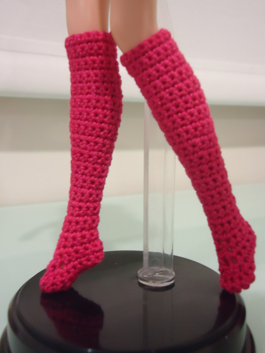 Here's a finished pair of the knee-high doll socks.