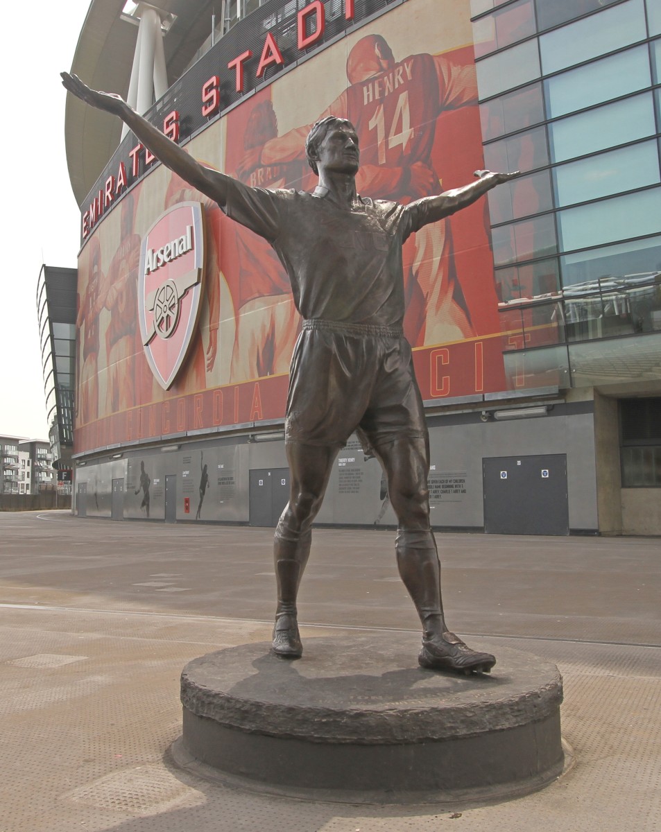 Top 11 English Football Players' Statues