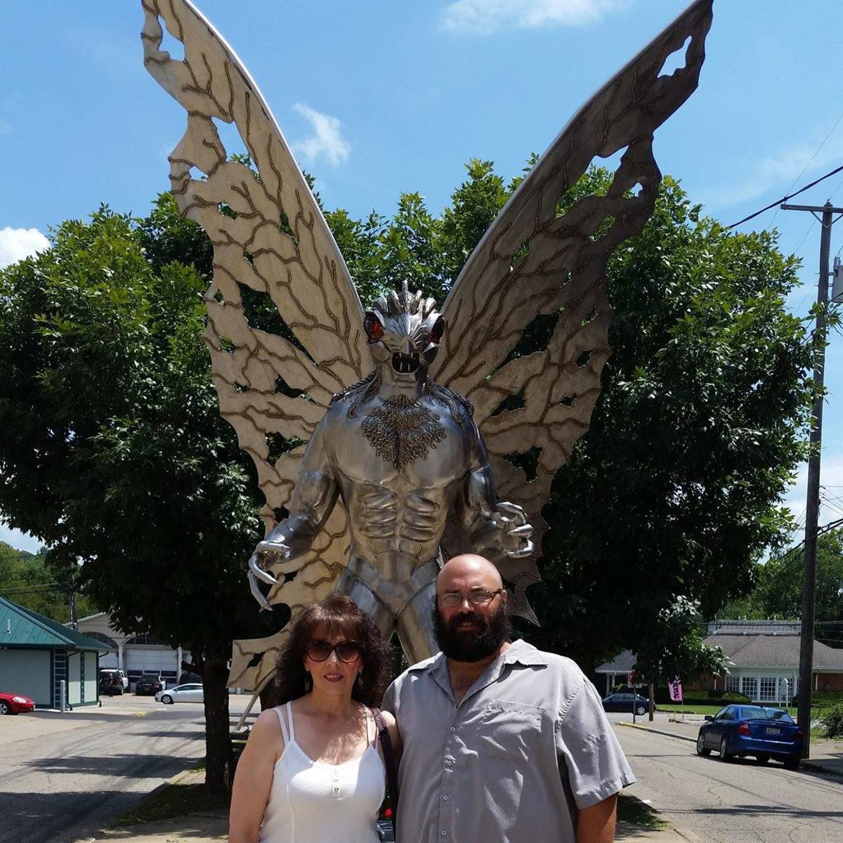 我丈夫和我前面的天蛾人雕像位于愉快点,西维吉尼亚州。