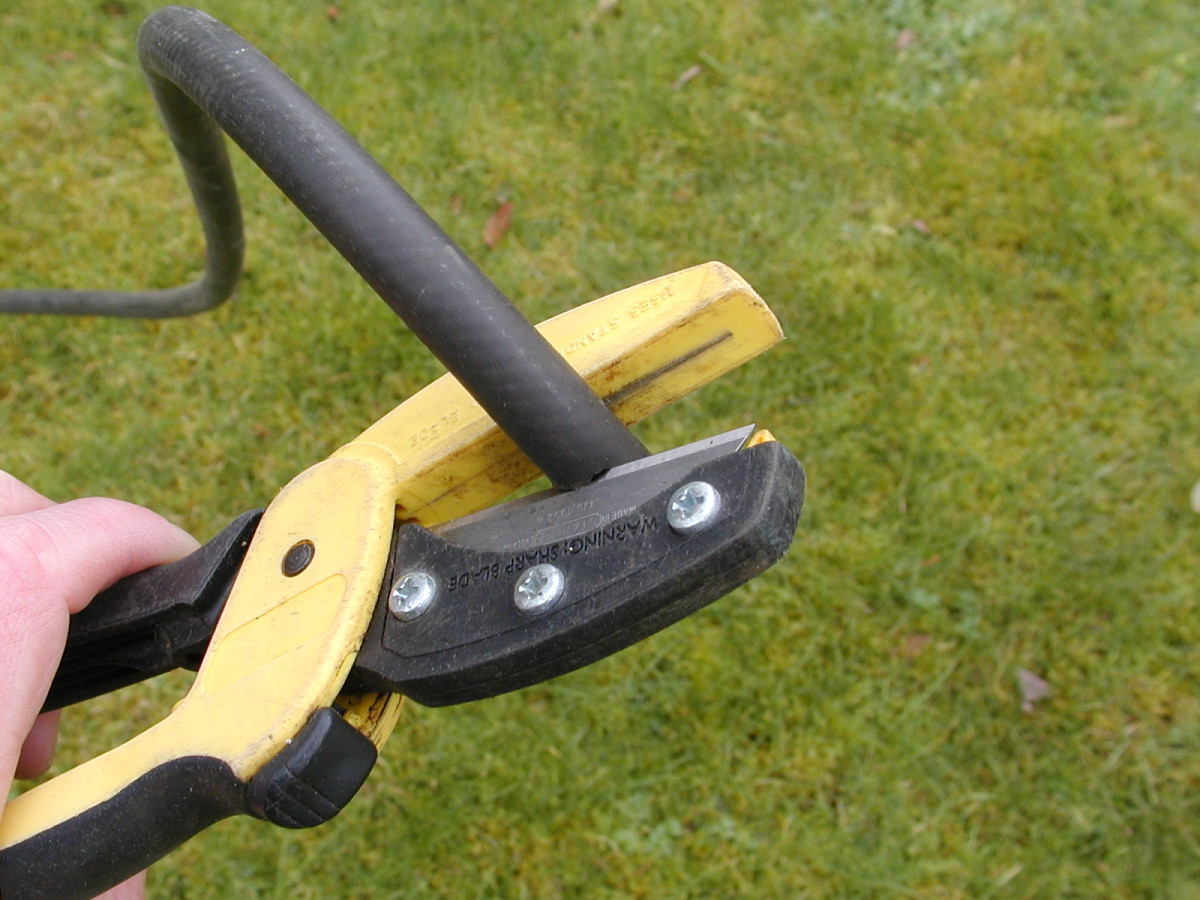 Cut the end of the hose square. This useful tool for cutting hoses and light pvc tubing is fitted with a widely available "Stanley" type knife blade