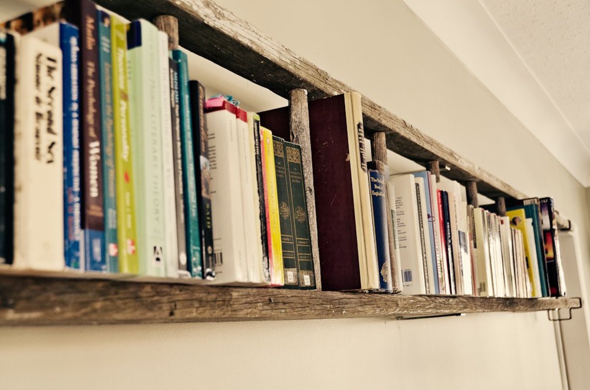 Using recycled materials to create bookshelves is a cool, environmentally friendly project anyone can enjoy.