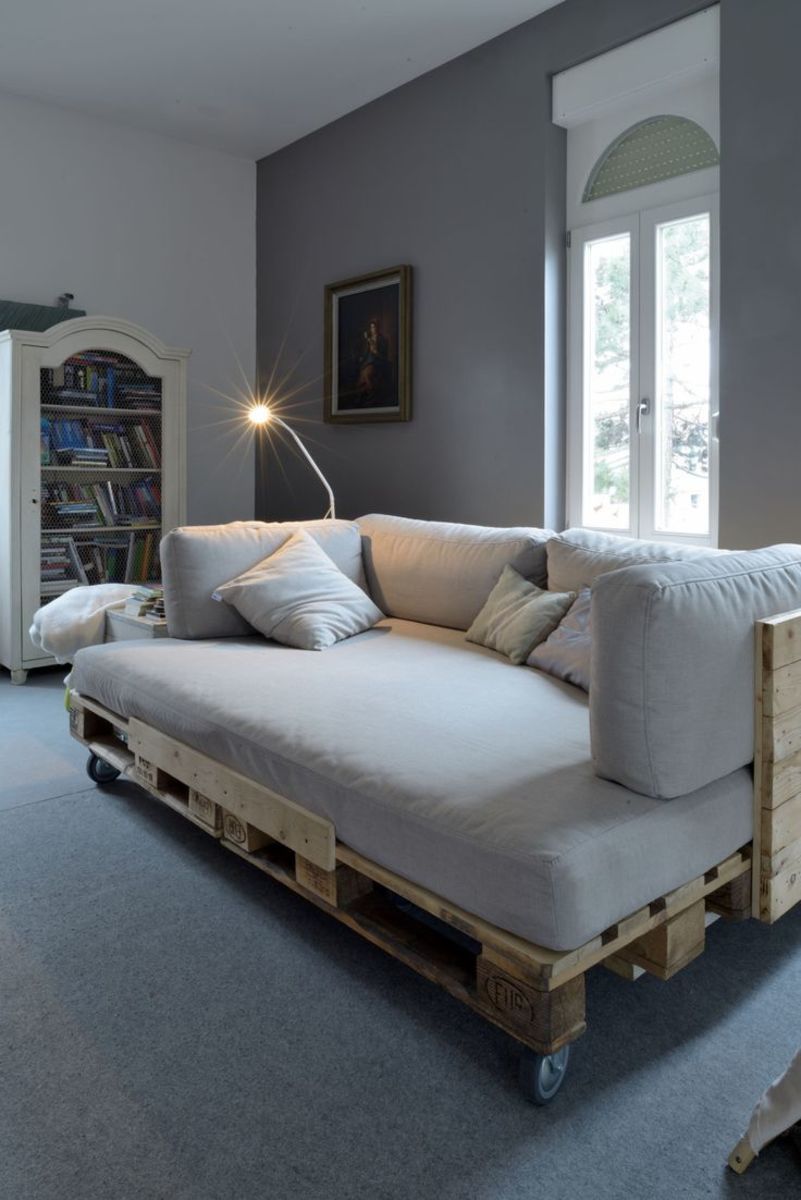 20 Inexpensive Pallet Furniture Ideas   Dengarden