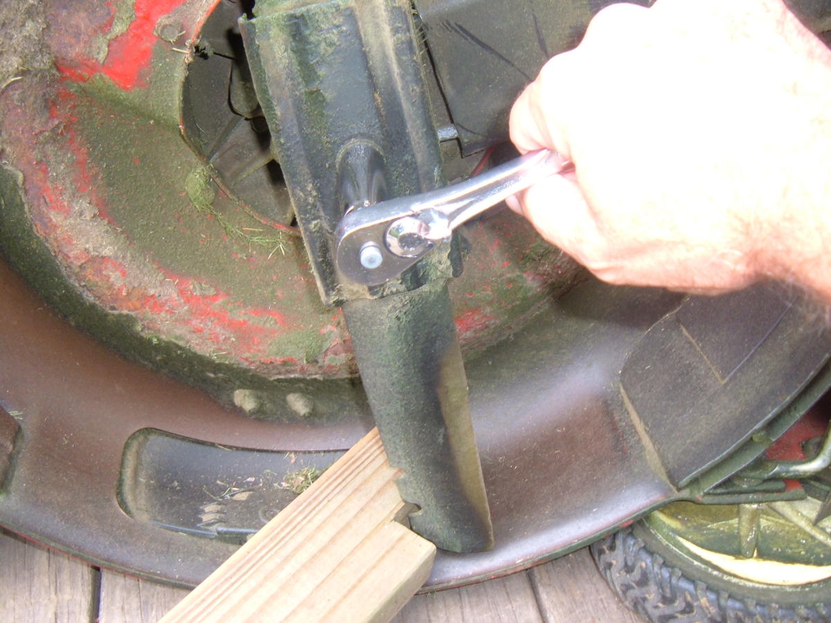 Removing the lawn mower blade
