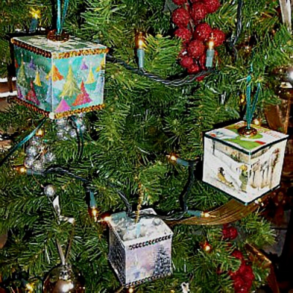 Heirloom Christmas card cube ornaments make beautiful eco-friendly holiday decor.